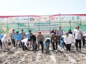 Kapolda Riau Pimpin Penanaman Jagung Serentak di Lahan 456,56 Hektare Kapolda Riau Pimpin Penanaman Jagung Serentak di Lahan 456,56 Hektare