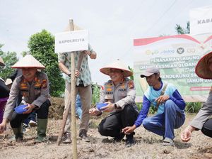 Polresta Pekanbaru Tanam Jagung di Lahan 1 Ha Sambil Bagi-bagi Sembako