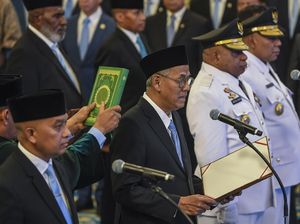 Potret Prabowo Lantik 25 Pejabat Baru: Wamen, Bos LPS hingga Asisten Khusus Presiden Potret Prabowo Lantik 25 Pejabat Baru: Wamen, Bos LPS hingga Asisten Khusus Presiden