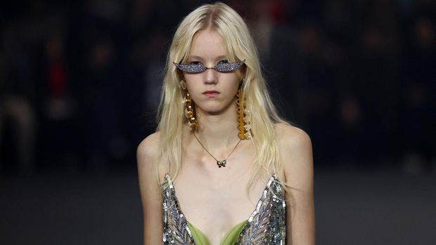 A model presents a creation by designer Alessandro Michele as part of his Spring/Summer 2026 Women's ready-to-wear collection show for the fashion house Valentino during Paris Fashion Week in Paris, France, October 5, 2025 REUTERS/Stephane Mahe
