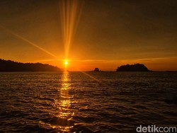 Syahdunya Kala Surya Tenggelam di Pulau Purba Ciletuh Syahdunya Kala Surya Tenggelam di Pulau Purba Ciletuh