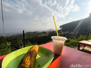 Sensasi Nongkrong Sambil Nikmati Panorama Pegunungan di Kuningan Sensasi Nongkrong Sambil Nikmati Panorama Pegunungan di Kuningan