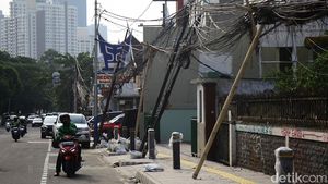 Tiang Miring dan Kabel Kusut Warnai Proyek Trotoar Tebet