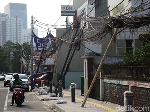 Tiang Miring dan Kabel Kusut Warnai Proyek Trotoar Tebet