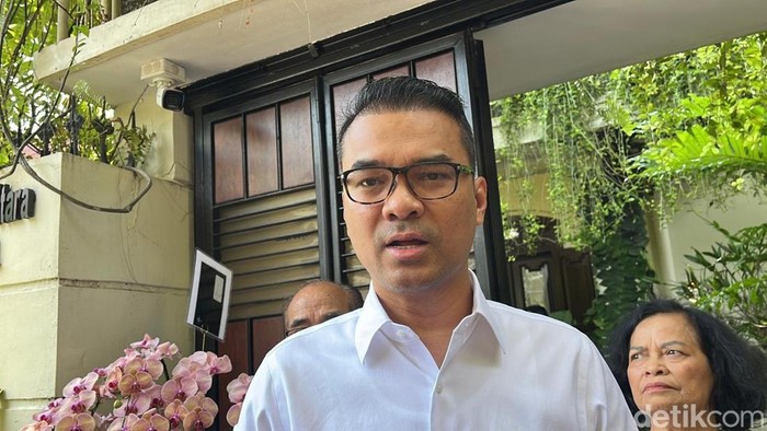 Wakil ketua umum PSI, Bro Ron usai menemui Jokowi di kediaman, Sumber, Banjarsari, Rabu (8/10/2025).