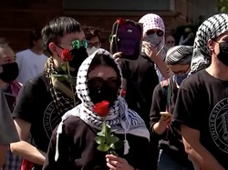 Video Warga California Demo Bawa Mawar, Peringati 2 Tahun Perang di Gaza