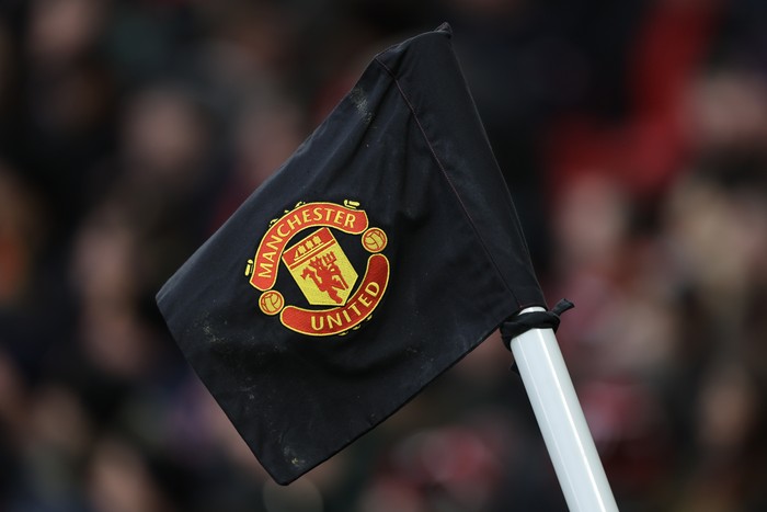 MANCHESTER, ENGLAND - FEBRUARY 4: A detailed view of a Manchester United logo on a black corner flag in remembrance of the Munich air disaster before the Premier League match between Manchester United and West Ham United at Old Trafford on February 4, 2024 in Manchester, England. (Photo by James Baylis - AMA/Getty Images)