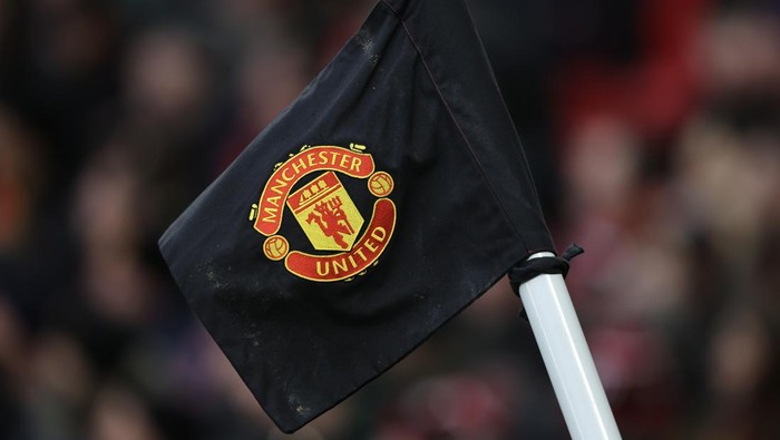 MANCHESTER, ENGLAND - FEBRUARY 4: A detailed view of a Manchester United logo on a black corner flag in remembrance of the Munich air disaster before the Premier League match between Manchester United and West Ham United at Old Trafford on February 4, 2024 in Manchester, England. (Photo by James Baylis - AMA/Getty Images)