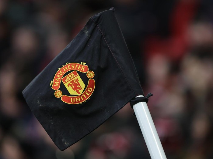MANCHESTER, ENGLAND - FEBRUARY 4: A detailed view of a Manchester United logo on a black corner flag in remembrance of the Munich air disaster before the Premier League match between Manchester United and West Ham United at Old Trafford on February 4, 2024 in Manchester, England. (Photo by James Baylis - AMA/Getty Images)