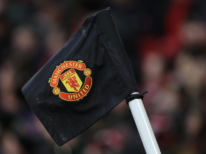 MANCHESTER, ENGLAND - FEBRUARY 4: A detailed view of a Manchester United logo on a black corner flag in remembrance of the Munich air disaster before the Premier League match between Manchester United and West Ham United at Old Trafford on February 4, 2024 in Manchester, England. (Photo by James Baylis - AMA/Getty Images)