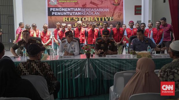 Kejaksaan Negeri (Kejari) Belawan menghentikan penuntutan terhadap 21 tersangka pencurian besi atau rayap besi di PT ARB di Jalan Yos Sudarso, Kecamatan Medan Deli, Kota Medan. Mereka dibebaskan melalui mekanisme Restorative Justice (RJ).