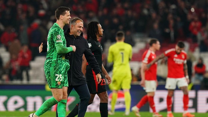 LISBON, PORTUGAL - MARCH 05: Hansi Flick, Head Coach of FC Barcelona, celebrates with Wojciech Szczesny of FC Barcelona after the UEFA Champions League 2024/25 Round of 16 first Leg match between SL Benfica and FC Barcelona at Estadio da Luz on March 05, 2025 in Lisbon, Portugal. (Photo by Gualter Fatia/Getty Images)