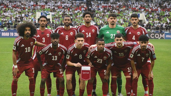 TASHKENT, UZBEKISTAN - JUNE 10: The players of Qatar pose for a team photo prior to kick-off ahead of the FIFA World Cup Qualifier match between Uzbekistan and Qatar at Milliy Stadioni on June 10, 2025 in Tashkent, Uzbekistan. (Photo by Anvar Ilyasov/Getty Images)