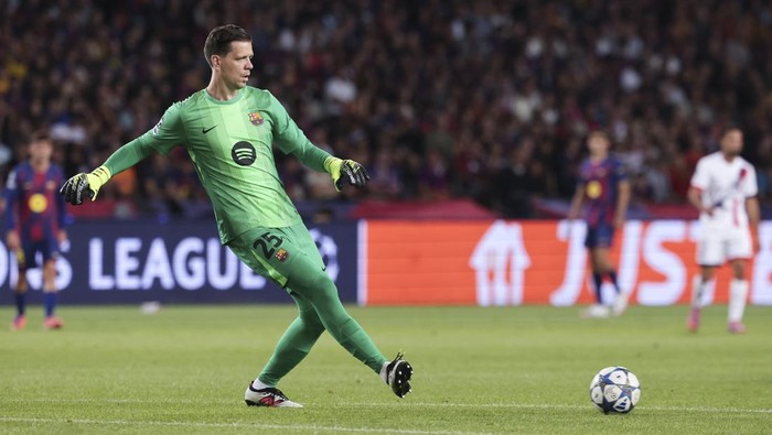 BARCELONA, SPAIN - OCTOBER 1: Wojciech Szczesny #25 of FC Barcelona shoots the ball during the UEFA Champions League 2025/26 League Phase MD2 match between FC Barcelona and Paris Saint-Germain at Estadi Olimpic Lluis Companys on October 1, 2025 in Barcelona, Spain. (Photo by Catherine Steenkeste/Getty Images)