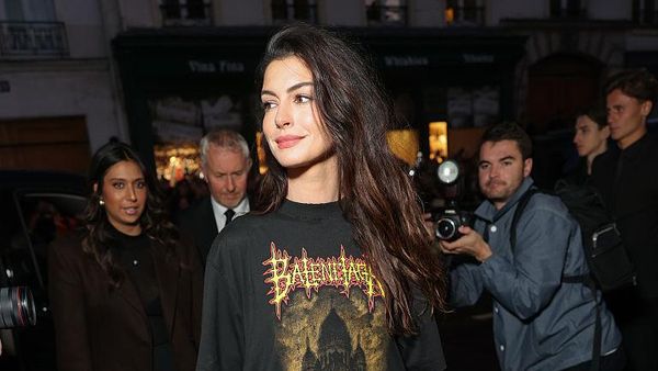 5 Gaya Anne Hathaway Pakai T-Shirt Metal Berpotongan Mullet di Show Balenciaga