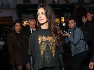 5 Gaya Anne Hathaway Pakai T-Shirt Metal Berpotongan Mullet di Show Balenciaga 5 Gaya Anne Hathaway Pakai T-Shirt Metal Berpotongan Mullet di Show Balenciaga