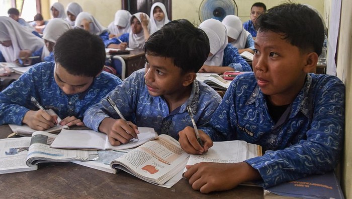 Miris! Begini Kondisi Belajar Siswa SMPN 62 Bekasi Sekarang