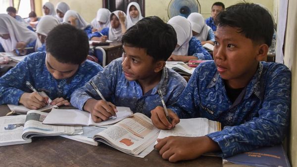 Bangunan SMPN 62 Bekasi Rusak, Tiga Siswa Satu Meja untuk Belajar