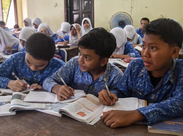 Bangunan SMPN 62 Bekasi Rusak, Tiga Siswa Satu Meja untuk Belajar