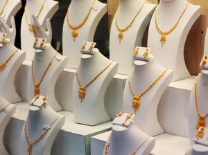 Emas Dunia Pecahkan Rekor, Sentuh US$ 4.000 per Troy Ons