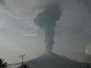 Gunung Ile Lewotolok Meletus, Bandara Larantuka dan Lembata Setop Operasional Gunung Ile Lewotolok Meletus, Bandara Larantuka dan Lembata Setop Operasional