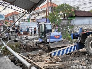 Proyek Perbaikan Jalan Jebol di Kerobokan Siap Dipasang Gorong-gorong Proyek Perbaikan Jalan Jebol di Kerobokan Siap Dipasang Gorong-gorong