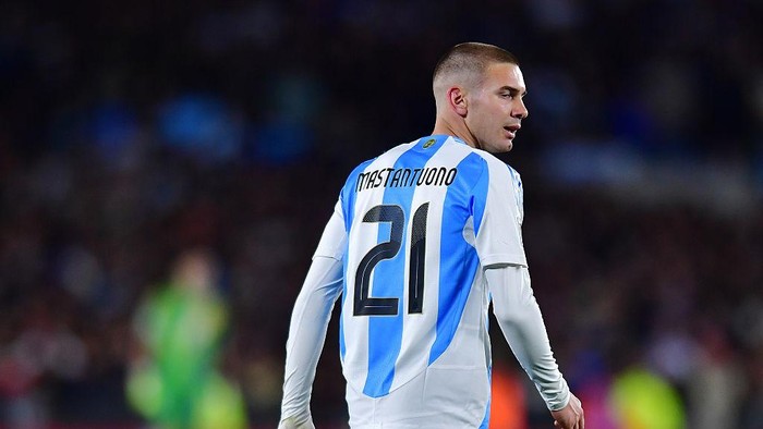 BUENOS AIRES, ARGENTINA - SEPTEMBER 04: Franco Mastantuono of Argentina looks on during the South American FIFA World Cup 2026 Qualifier match between Argentina and Venezuela at Estadio Más Monumental Antonio Vespucio Liberti on September 04, 2025 in Buenos Aires, Argentina. (Photo by Marcelo Endelli/Getty Images)