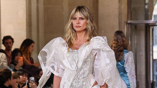 7 Gaya Heidi Klum Tutup Show Vivienne Westwood, Pakai Korset dan Thong