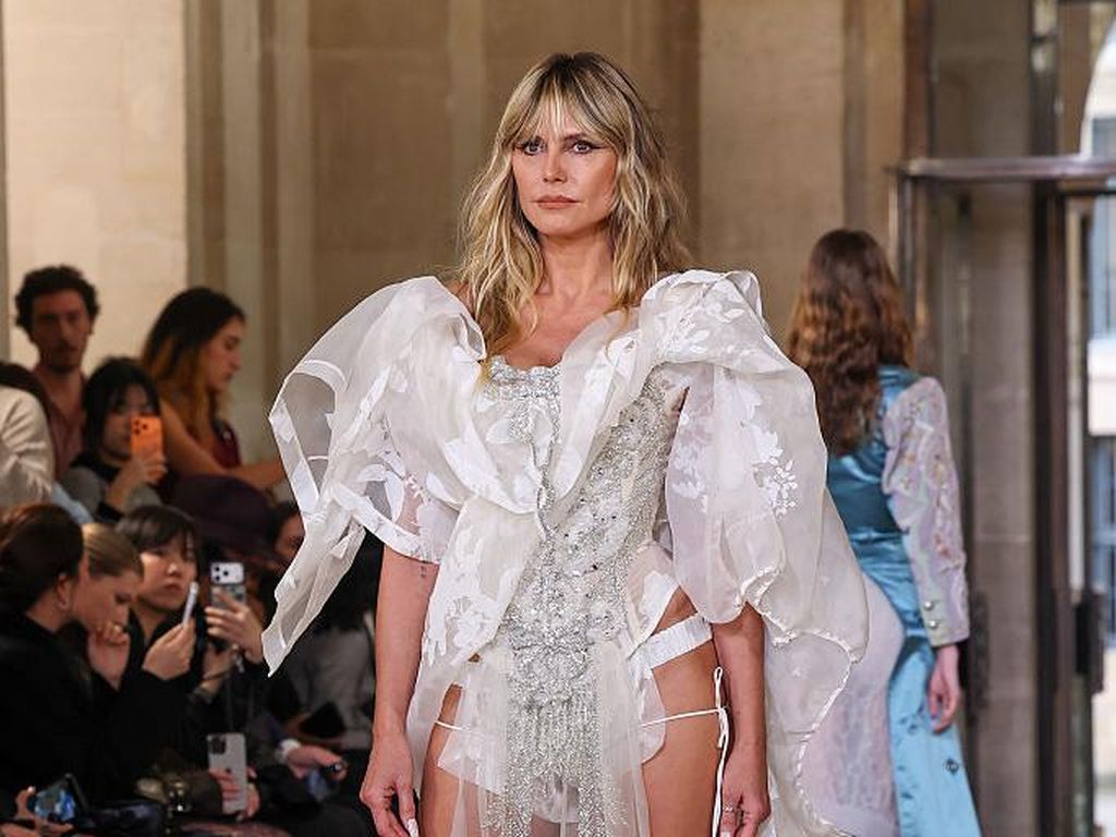 7 Gaya Heidi Klum Tutup Show Vivienne Westwood, Pakai Korset dan Thong 7 Gaya Heidi Klum Tutup Show Vivienne Westwood, Pakai Korset dan Thong