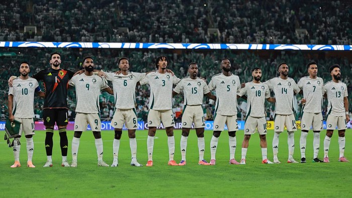 Soccer Football - FIFA World Cup - AFC Qualifiers - Group B - Indonesia v Saudi Arabia - King Abdullah Sports City, Jeddah, Saudi Arabia - October 8, 2025 Saudi Arabia players line up during the national anthems before the match REUTERS/Stringer