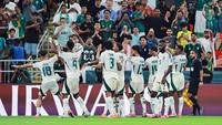 Arab Saudi berbalik unggul di menit ke-36 melalui gol penalti Feras Albrikan. Tim tuan rumah memimpin 2-1 di akhir babak pertama. Foto: REUTERS/Stringer