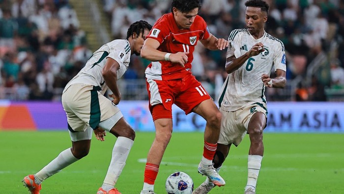 Soccer Football - FIFA World Cup - AFC Qualifiers - Group B - Indonesia v Saudi Arabia - King Abdullah Sports City, Jeddah, Saudi Arabia - October 8, 2025 Saudi Arabias Nasser Al-Dawsari in action with Indonesias Ragnar Oratmangoen REUTERS/Stringer