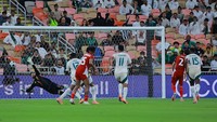 Kevin Diks memperkecil ketertinggalan Indonesia lewat gol penalti. Foto: REUTERS/Stringer