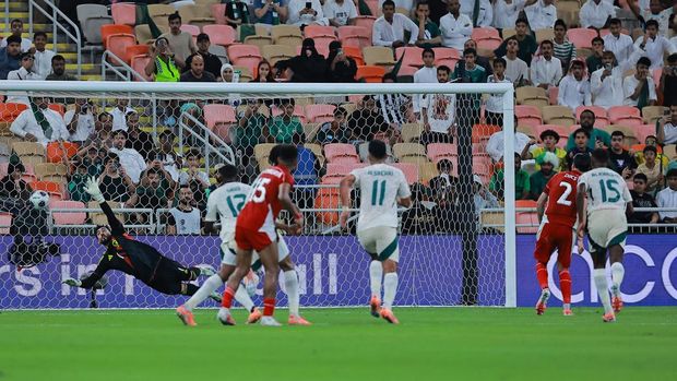 Soccer Football - FIFA World Cup - AFC Qualifiers - Group B - Indonesia v Saudi Arabia - King Abdullah Sports City, Jeddah, Saudi Arabia - October 8, 2025 Indonesia's Kevin Diks scores their second goal from the penalty spot past Saudi Arabia's Nawaf Al-Aqidi REUTERS/Stringer