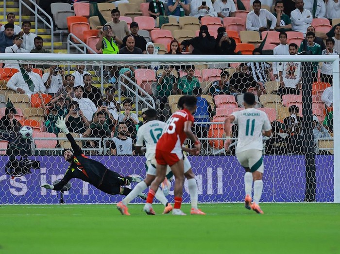 Soccer Football - FIFA World Cup - AFC Qualifiers - Group B - Indonesia v Saudi Arabia - King Abdullah Sports City, Jeddah, Saudi Arabia - October 8, 2025 Indonesia's Kevin Diks scores their second goal from the penalty spot past Saudi Arabia's Nawaf Al-Aqidi REUTERS/Stringer