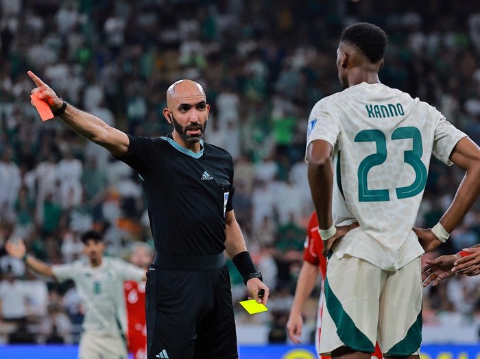 Soccer Football - FIFA World Cup - AFC Qualifiers - Group B - Indonesia v Saudi Arabia - King Abdullah Sports City, Jeddah, Saudi Arabia - October 8, 2025 Saudi Arabia's Mohamed Kanno is shown a red card by referee Ahmad Al Ali after receiving two yellow cards REUTERS/Stringer