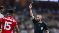 Indonesia bisa menang poin disiplin dari Arab Saudi. Saat ini Indonesia punya poin disiplin -3 dari tiga kartu kuning, yang didapat oleh Yakob Sayuri, Marc Klok, dan Ragnar Oratmangoen. Arab Saudi lebih banyak terkena poin disiplin. Arab Saudi -9 karena Mohamed Kanno mendapatkan kartu merah usai diganjar kartu kuning dua kali, ada satu ofisial yang mendapatkan kartu kuning, dan ofisial lainnya menerima kartu merah langsung. Foto: Getty Images/Yasser Bakhsh