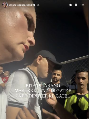 Jennifer Coppen memperlihatkan kondisi ricuh, suporter Indonesia sulit masuk ke stadion untuk menonton laga Indonesia vs Arab Saudi.