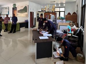 Kejari Maros Geledah Kantor Lurah Leang-Leang Terkait Dugaan Pungli PTSL Kejari Maros Geledah Kantor Lurah Leang-Leang Terkait Dugaan Pungli PTSL
