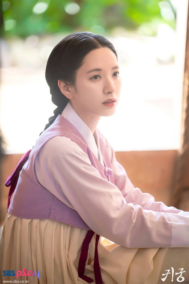 Di drama The Haunted Palace, Kim Ji Yeon / Bona WJSN berperan sebagai Yeo Ri. Yeo Ri merupakan seorang ahli pembuat kacamata namun mewarisi ilmu shaman dari neneknya. Keterlibatannya dengan Yoon Gap dan Gangcheori / Kang Chul membuat Yeo Ri harus tinggal di istana dan mengusir para roh pendendam.