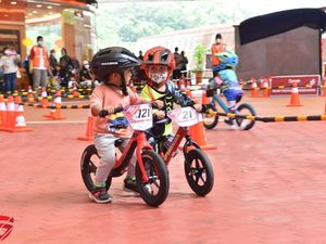 Imut dan Ngebut! Lincahnya Anak-Anak Ini Balapan Sepeda Tanpa Pedal