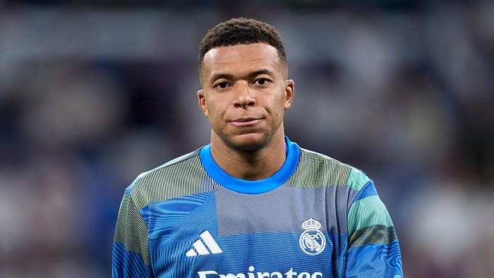 MADRID, SPAIN - OCTOBER 04: Kylian Mbappe of Real Madrid CF warms up prior to the LaLiga EA Sports match between Real Madrid CF and Villarreal CF at Estadio Santiago Bernabeu on October 04, 2025 in Madrid, Spain. (Photo by Mateo Villalba/Getty Images)