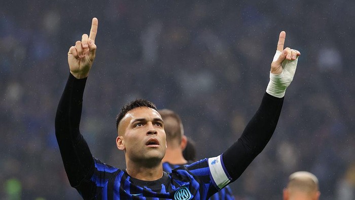 MILAN, ITALY - OCTOBER 04: Lautaro Martinez of FC Internazionale celebrates after scoring his teams first goal during the Serie A match between FC Internazionale and US Cremonese at Giuseppe Meazza Stadium on October 04, 2025 in Milan, Italy. (Photo by Francesco Scaccianoce/Getty Images)