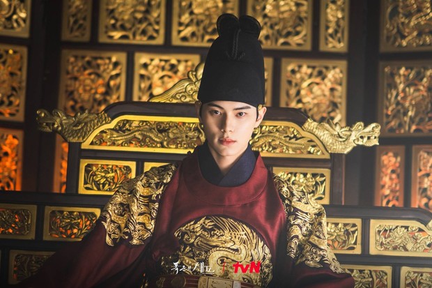 Di drama Bon Appétite, Your Majesty, Lee Chae Min berperan sebagai Raja Yi Heon. Raja Yi Heon memiliki reputasi yang kurang baik, terlebih dia punya indra perasa yang luar biasa sehingga sulit baginya menemukan makanan yang sesuai standarnya.