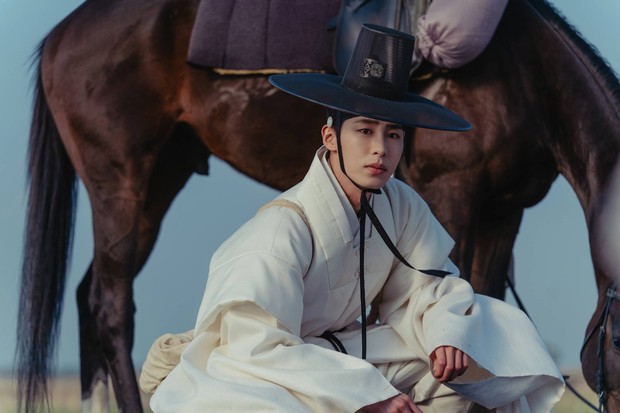 Di drama Dear Hongrang, Lee Jae Wook berperan sebagai Hongrang. Hongrang berasal dari keluarga terpandang, namun sayangnya dia hilang saat berusia 8 tahun dan kembali ke rumah setelah 20 tahun lamanya. Kehadirannya justru diselimuti oleh misteri.