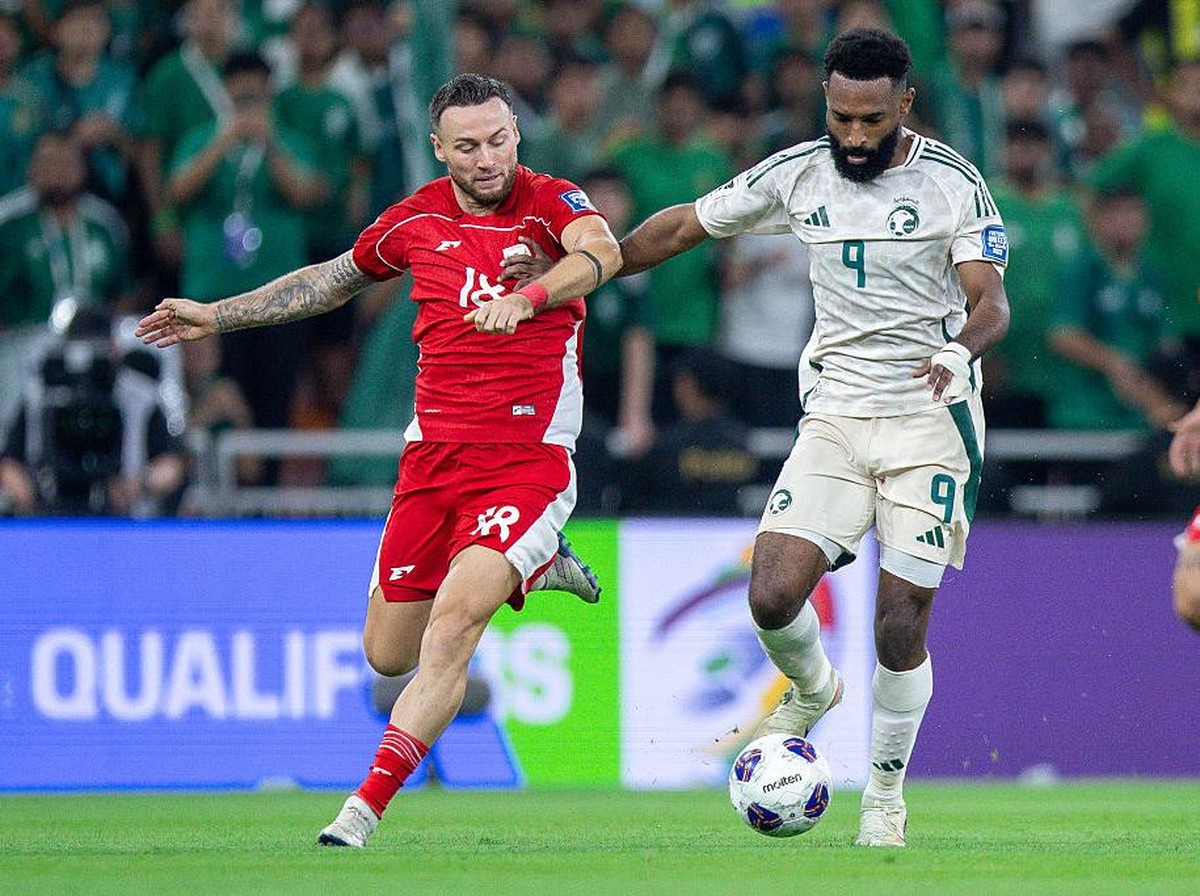 Aksi Marc Klok saat melawan Arab Saudi. (Foto: Getty Images/Yasser Bakhsh)