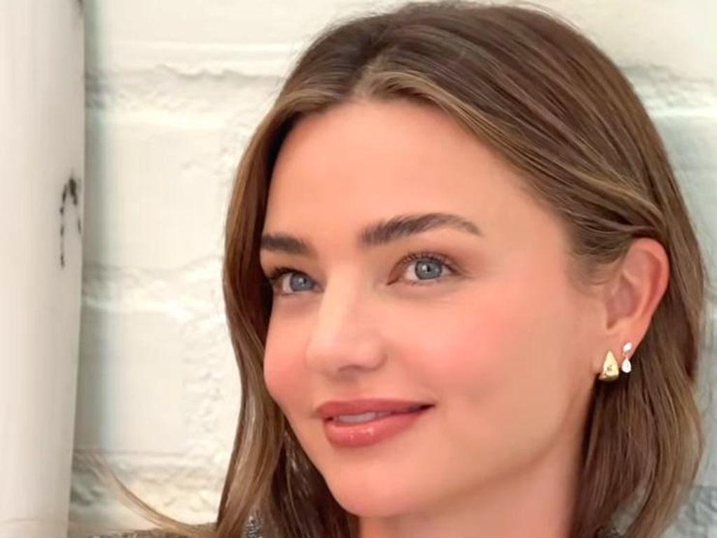 Potret Miranda Kerr yang Glowing Setelah 12 Tahun Pensiun Jadi Bidadari Potret Miranda Kerr yang Glowing Setelah 12 Tahun Pensiun Jadi Bidadari