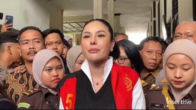 Berita Seputar Selebriti Insertlive Terkini : Pledoi Ditolak, Nikita Mirzani Tetap Dituntut 11 Tahun Penjara