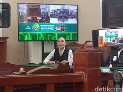 Nikita Mirzani Optimis Bebas Usai Dituntut 11 Tahun Nikita Mirzani Optimis Bebas Usai Dituntut 11 Tahun