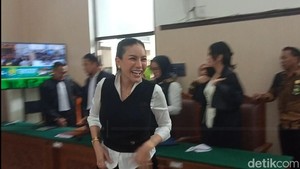 Nikita Mirzani Tetap Tertawa Hadapi Tuntutan Berat Lawan Reza Gladys